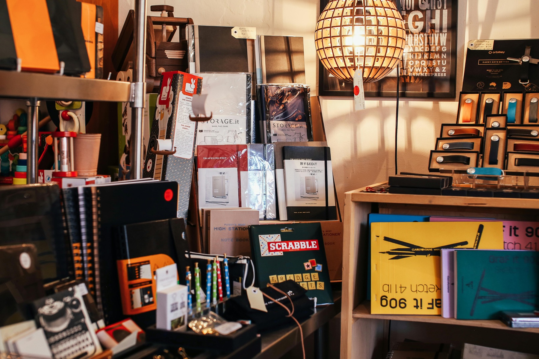 Estantería real con papelería y artículos variados en tienda