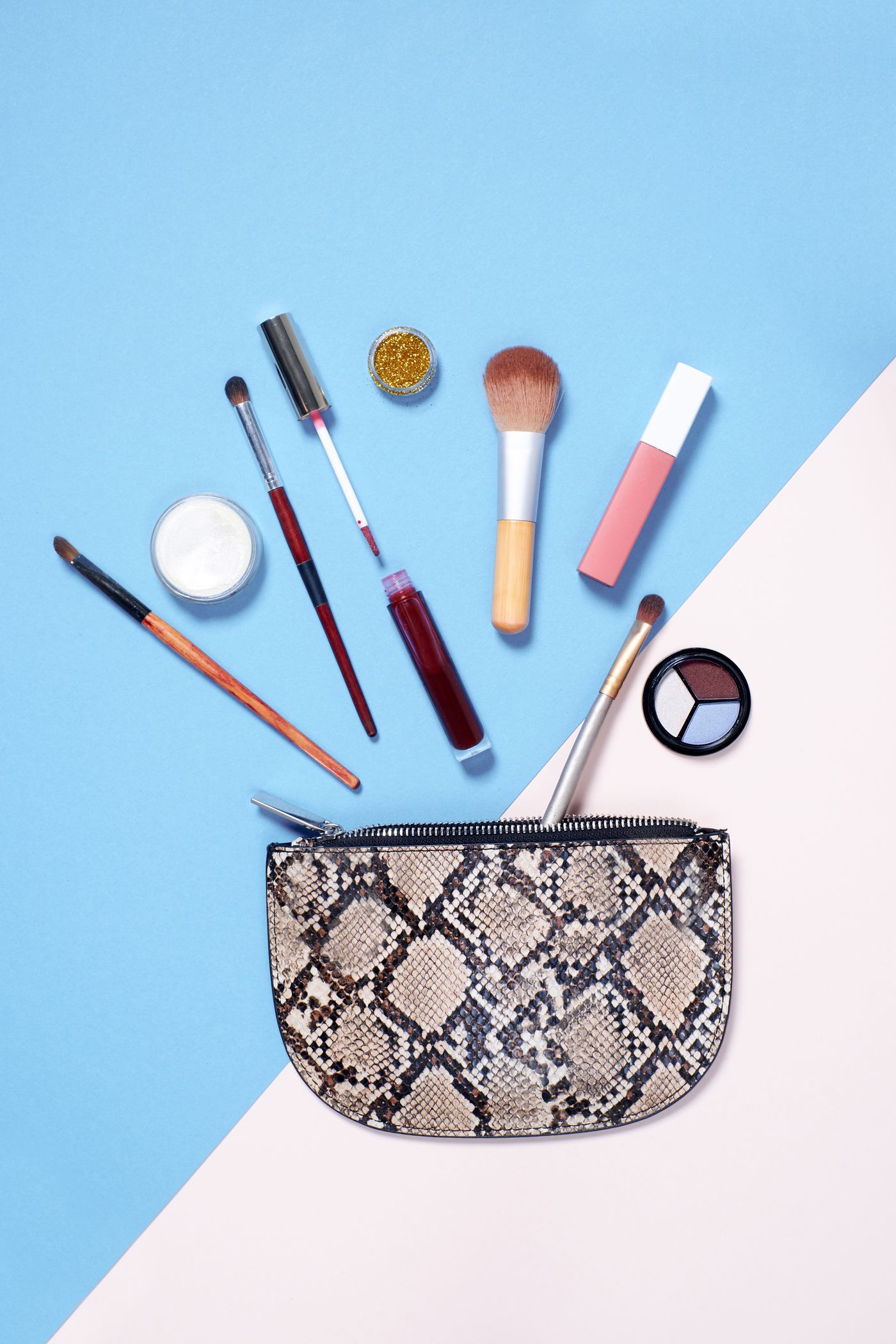 Cosmetiquera con maquillaje