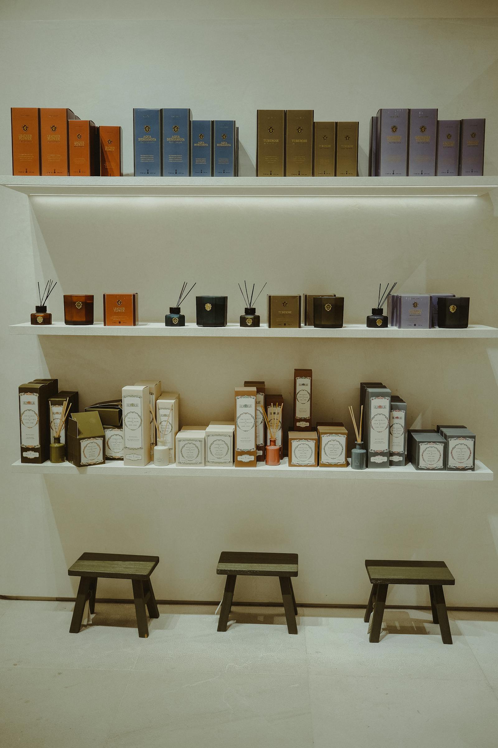 Mesa con regalos y productos variados