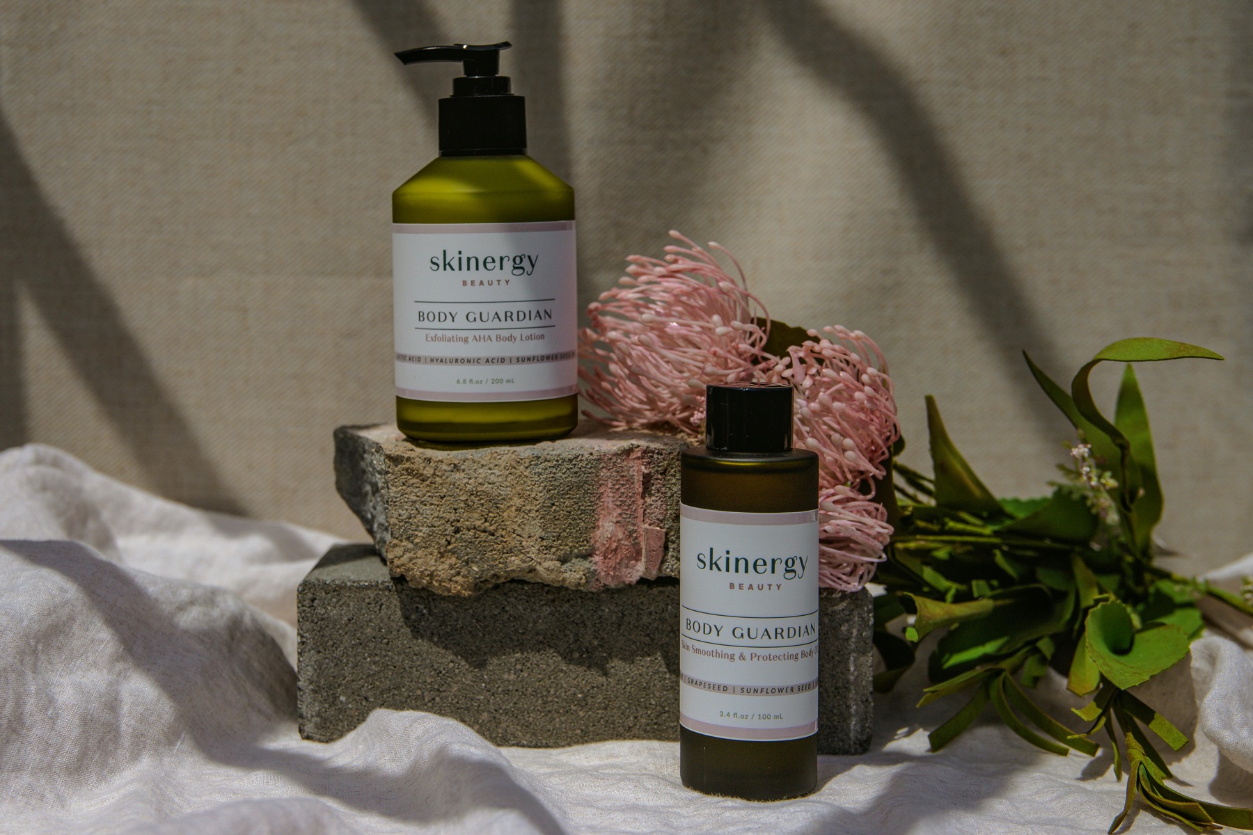 Productos de cuidado personal y cosméticos sobre bloques de piedra