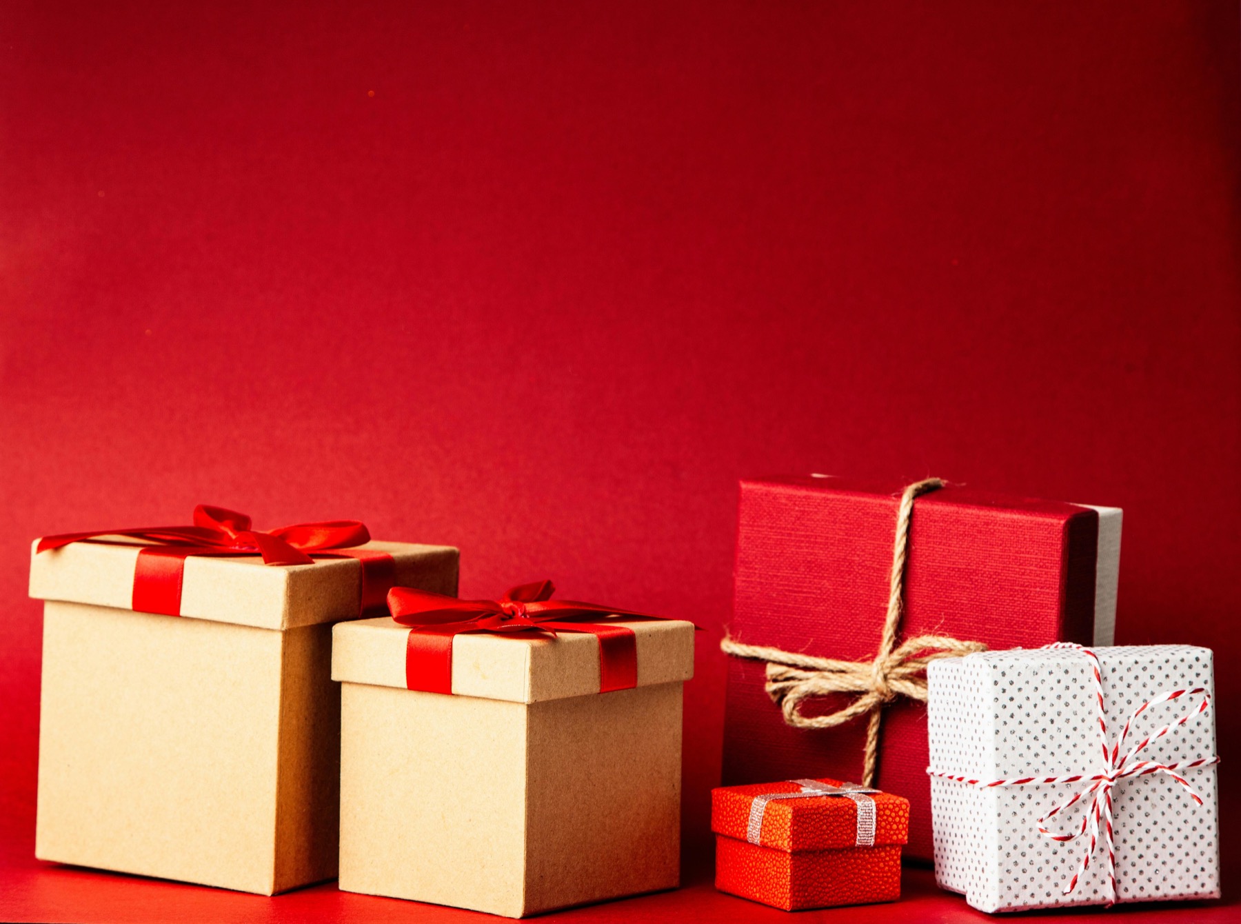 Regalos envueltos y detalles para fiesta