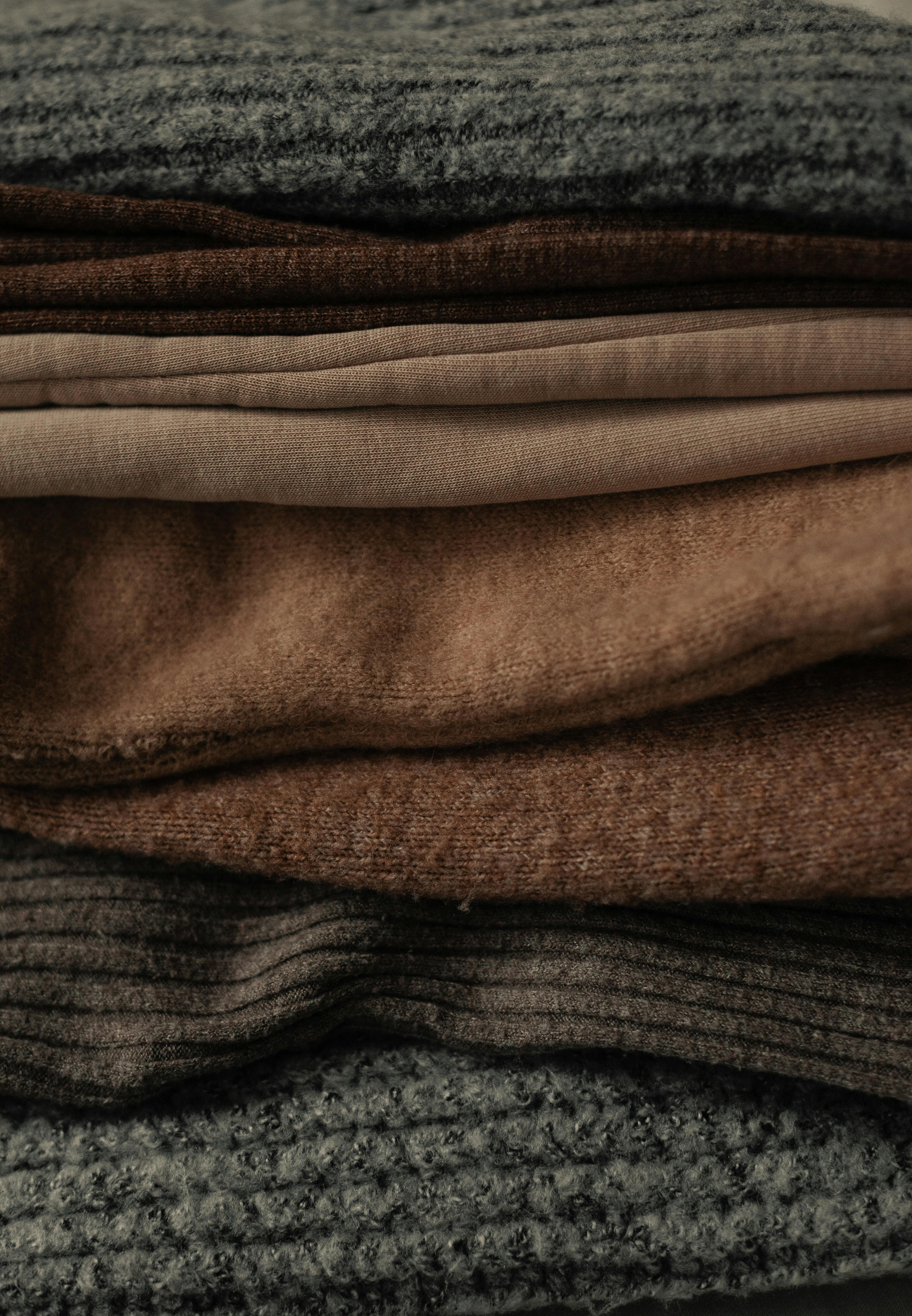 Textiles claros y prendas dobladas