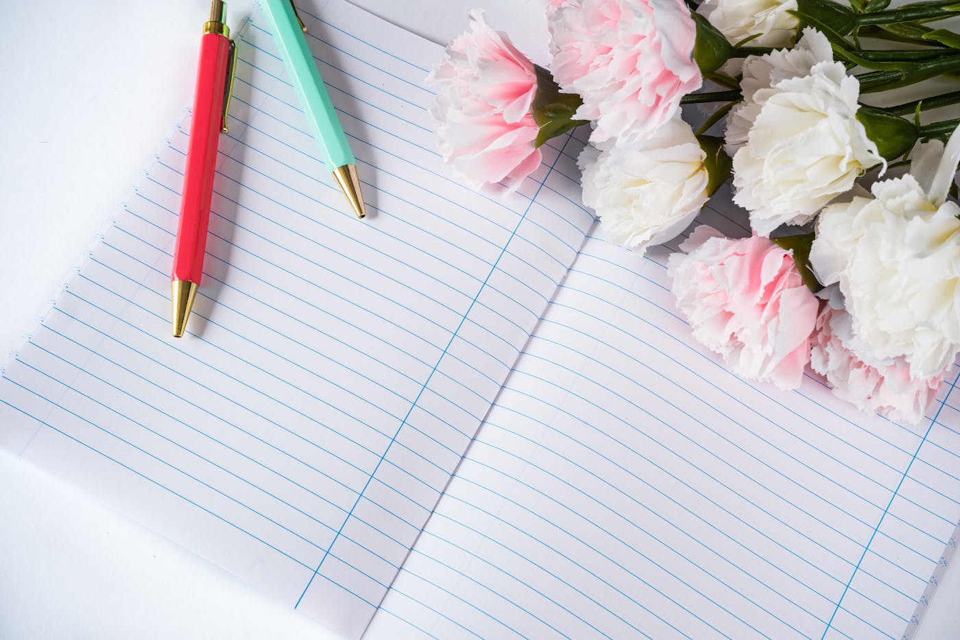 Plumas y libreta de notas para papelería